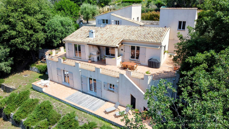 Maison - 234 m² - 8 pièces