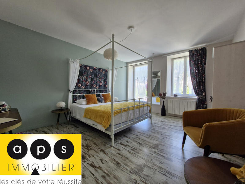 Maison - 335 m² - 10 pièces