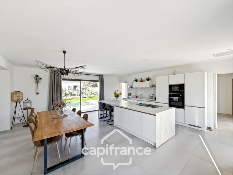 Maison - 220 m² - 8 pièces