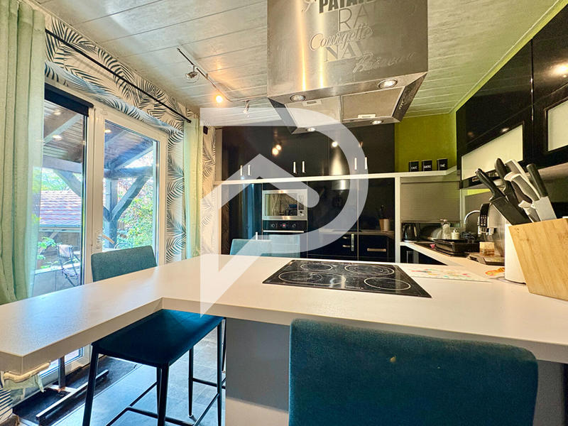 Maison - 180 m² - 8 pièces