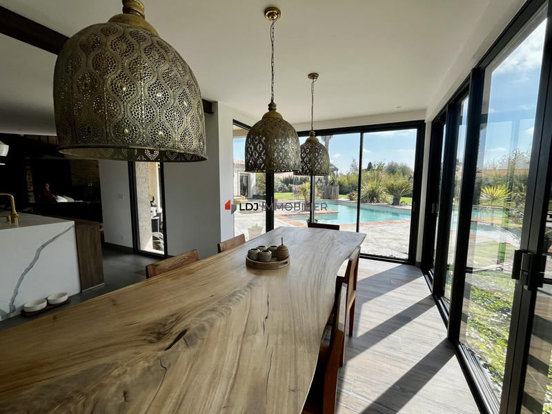 Maison - 210 m² - 5 pièces