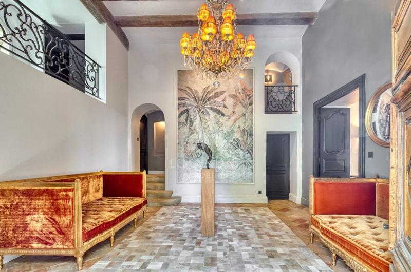 Villa - 1 200 m² - 16 pièces