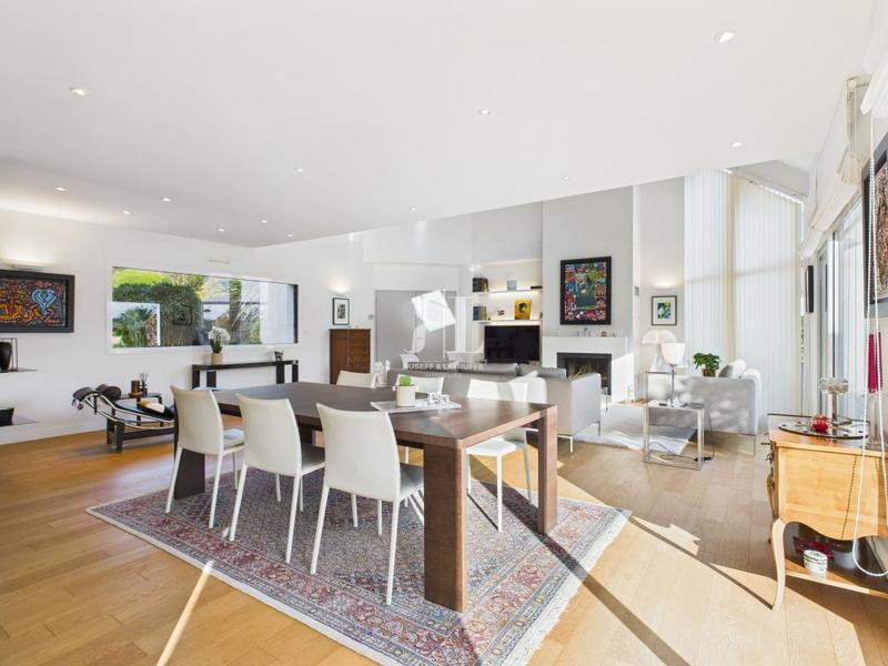 Maison - 230 m² - 5 pièces