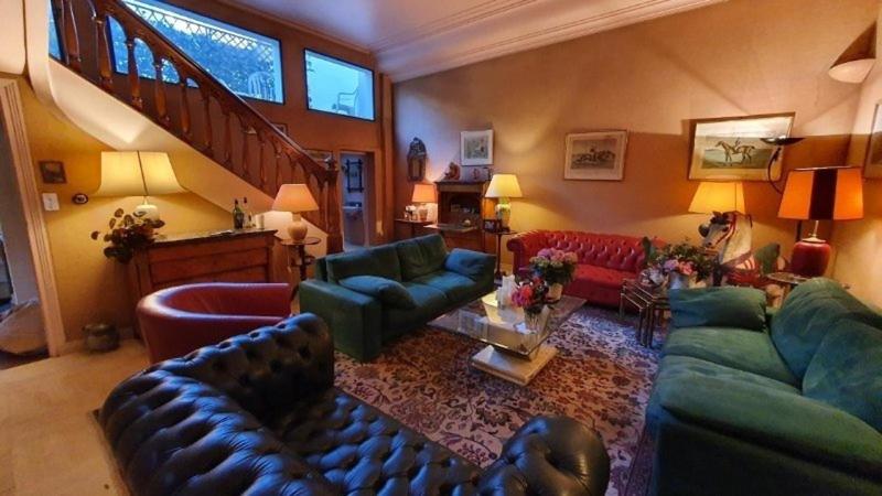 Maison - 270 m² - 10 pièces