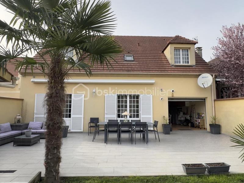 Maison traditionnelle - 165 m² - 8 pièces