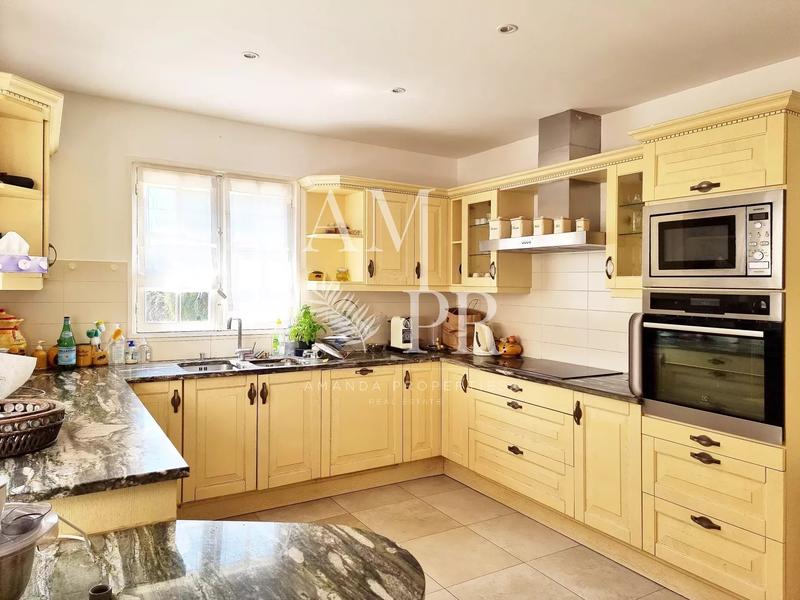 Propriété - 374 m² - 12 pièces