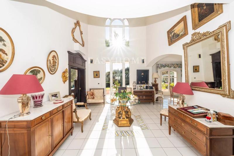 Propriété - 305 m² - 9 pièces