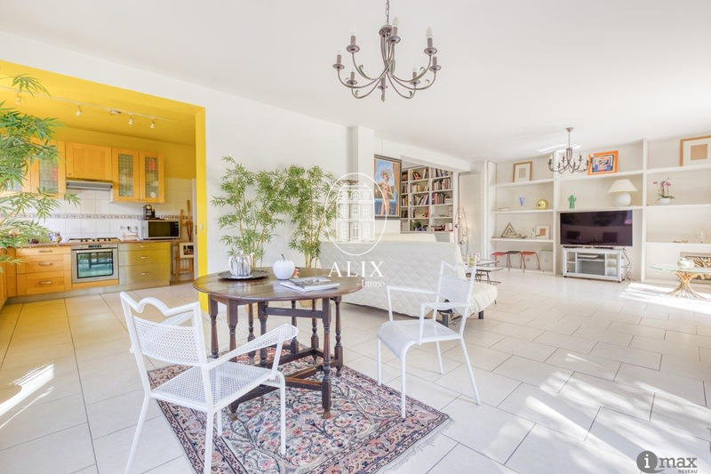 Maison traditionnelle - 209 m² - 10 pièces