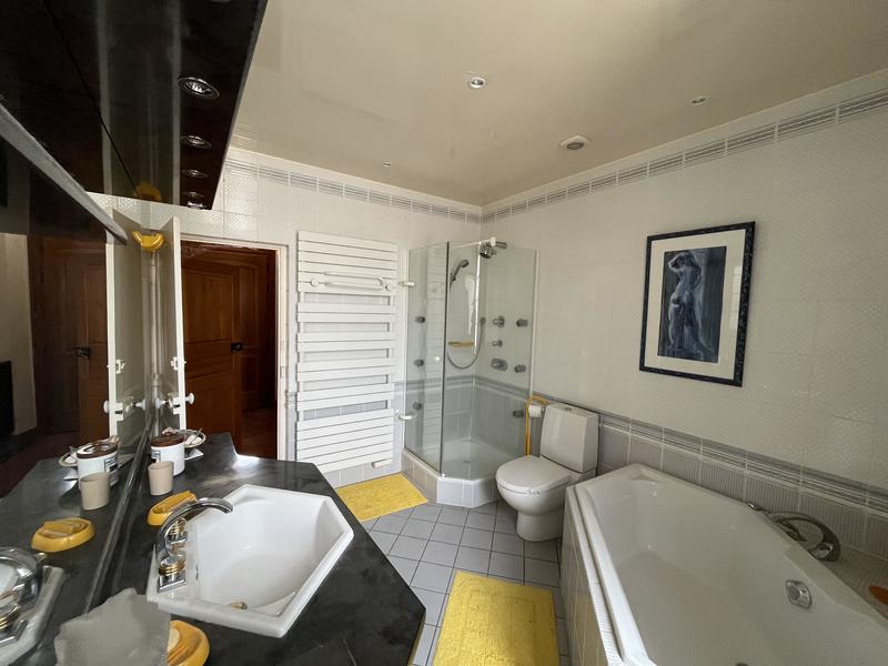 Maison - 255 m² - 9 pièces