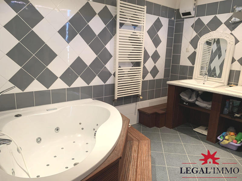 Maison traditionnelle - 187 m² - 7 pièces