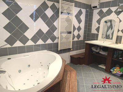 Maison traditionnelle - 187 m² - 7 pièces