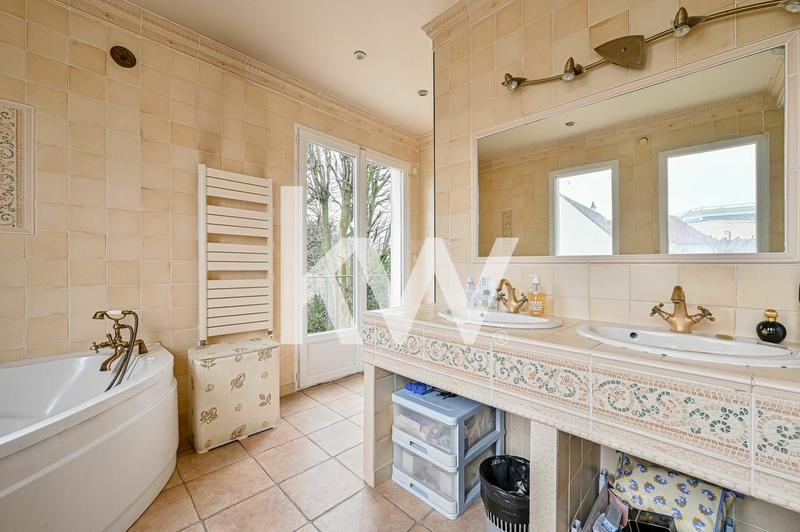 Maison - 230 m² - 8 pièces