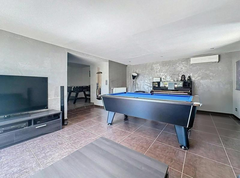 Maison - 170 m² - 9 pièces