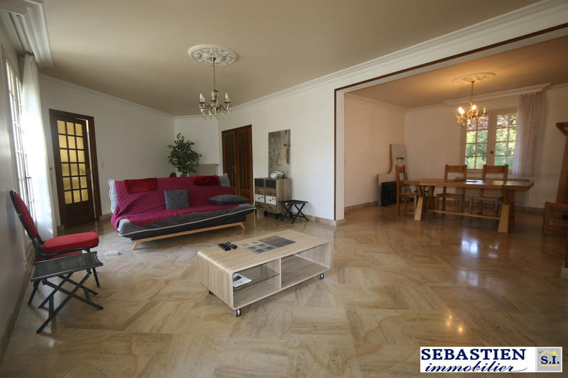 Maison traditionnelle - 239 m² - 11 pièces