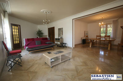 Maison traditionnelle - 239 m² - 11 pièces