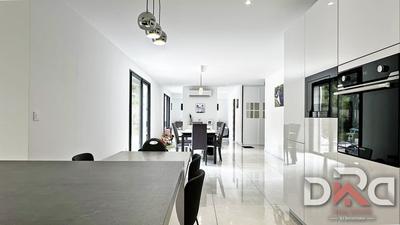 Maison - 205 m² - 8 pièces