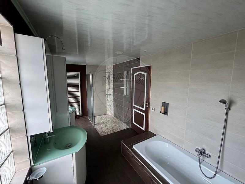 Maison - 240 m² - 7 pièces