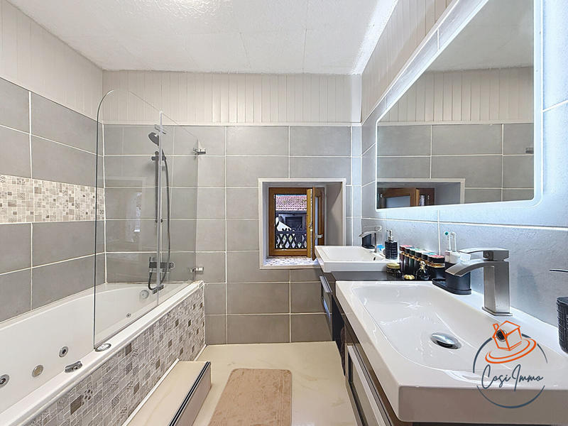 Maison - 205 m² - 7 pièces