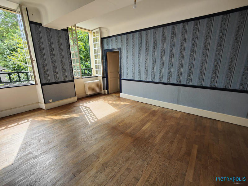 Maison - 300 m² - 8 pièces