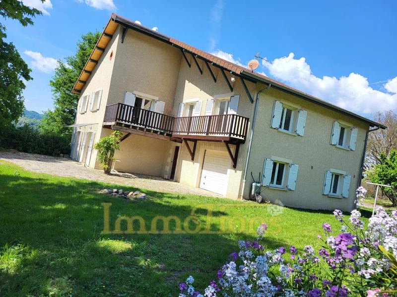 Maison - 330 m² - 9 pièces