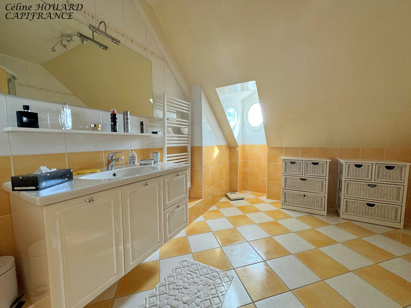 Maison - 270 m² - 9 pièces