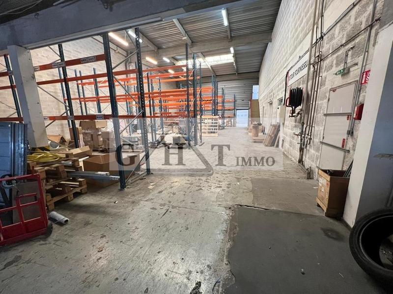 Entrepôt - 1 423 m²