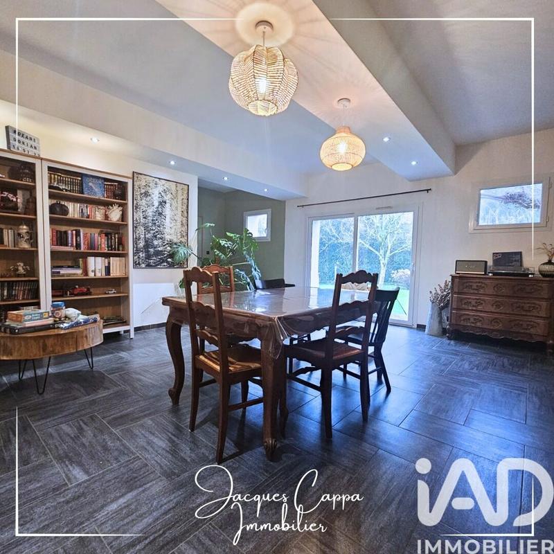 Maison - 220 m² - 6 pièces