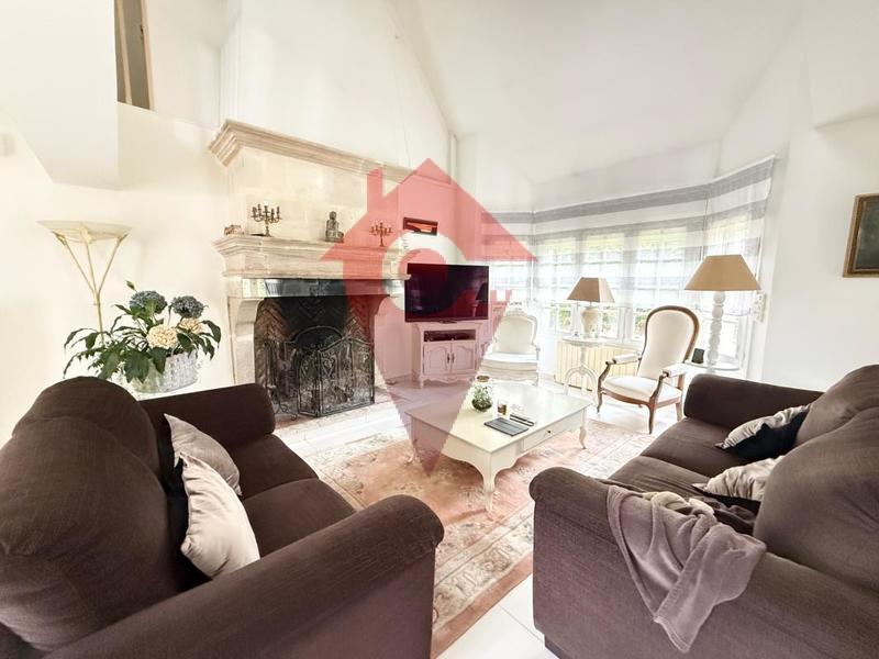 Maison - 232 m² - 8 pièces