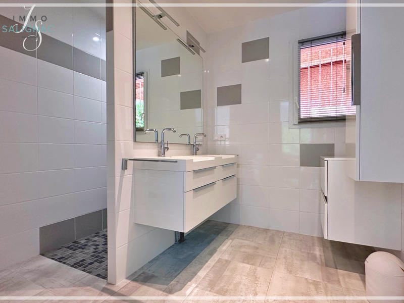 Maison - 280 m² - 8 pièces