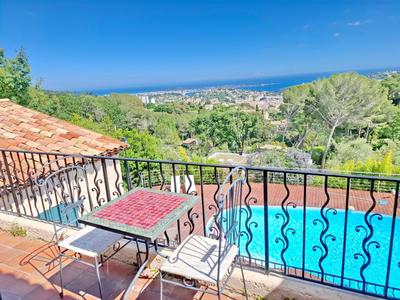 Villa - 270 m² - 6 pièces