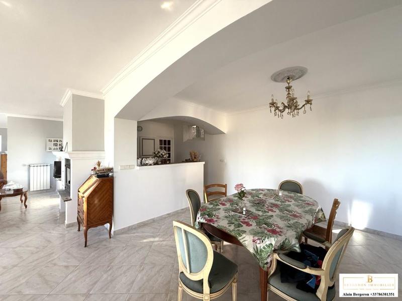 Maison - 220 m² - 5 pièces