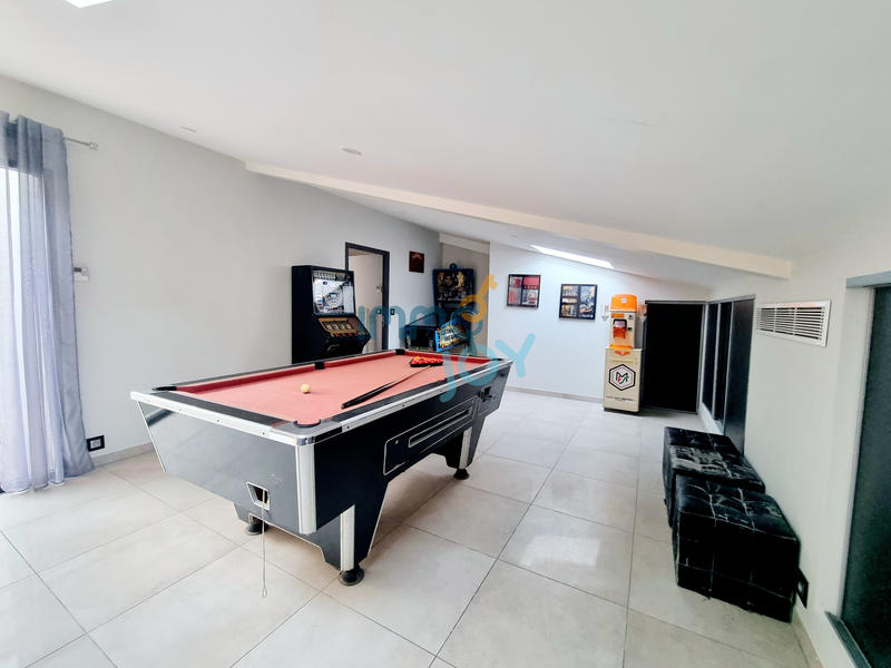 Maison - 257 m² - 10 pièces