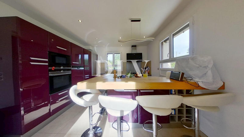 Maison - 214 m² - 8 pièces