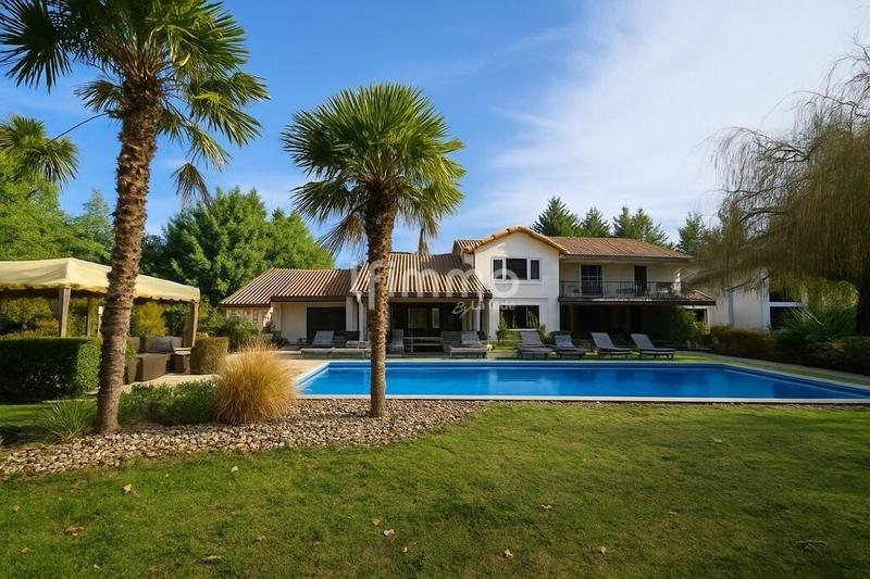 Maison - 484 m² - 7 pièces