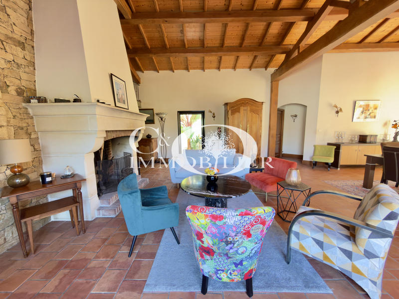 Maison - 235 m² - 7 pièces