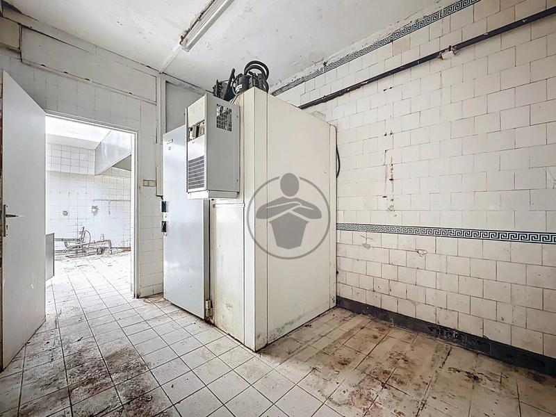 Magasins - 280 m² - 10 pièces