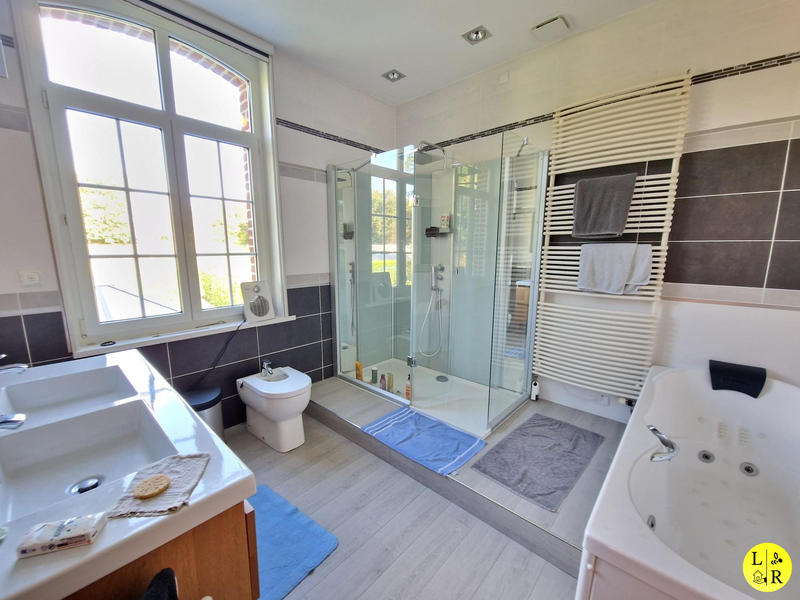 Maison - 230 m² - 7 pièces