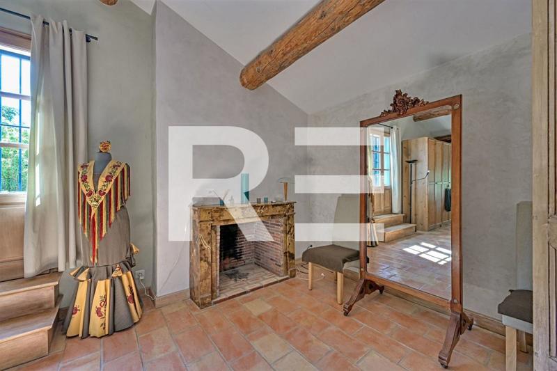 Mas - 550 m² - 16 pièces