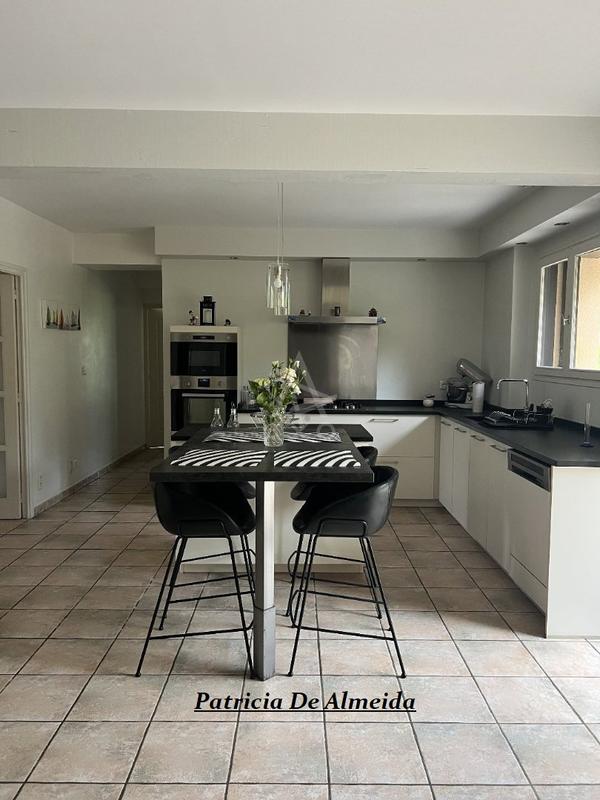 Maison - 213 m² - 8 pièces