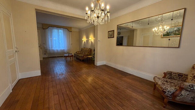 Maison - 210 m² - 9 pièces