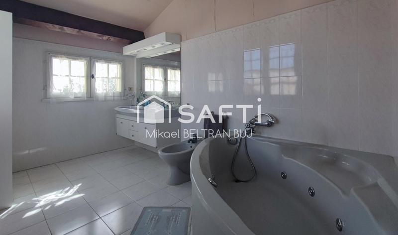 Maison - 250 m² - 8 pièces