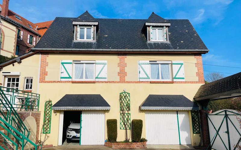 Maison - 230 m² - 9 pièces