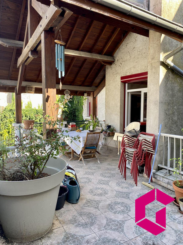 Maison traditionnelle - 220 m² - 8 pièces