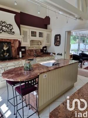 Maison - 270 m² - 9 pièces