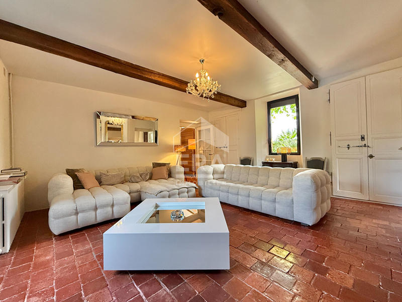 Maison - 220 m² - 5 pièces