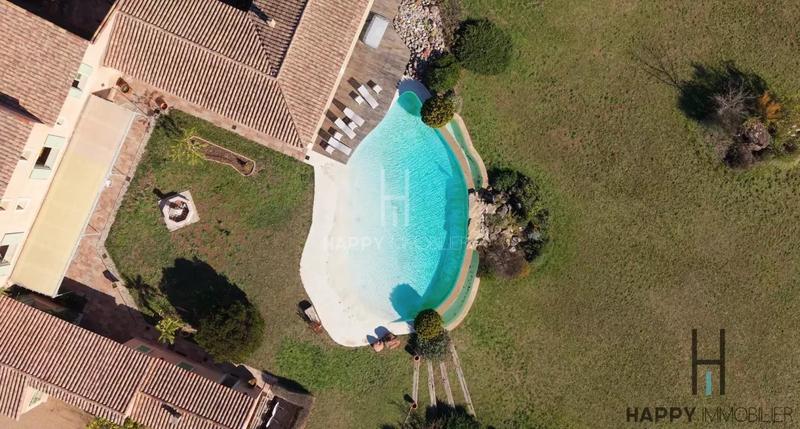 Propriété - 421 m² - 10 pièces