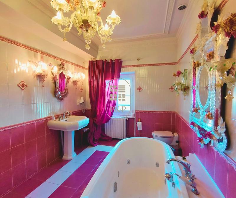 Maison - 408 m² - 7 pièces