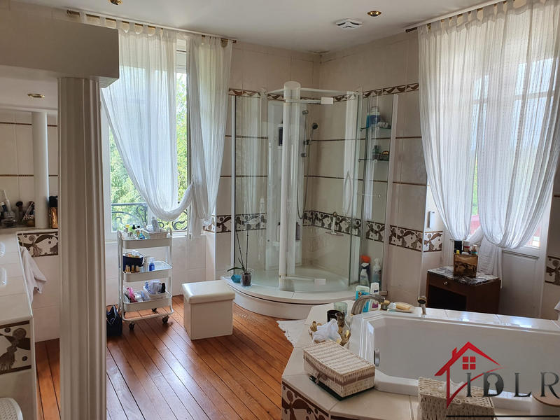 Maison - 204 m² - 7 pièces