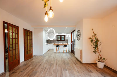 Maison - 220 m² - 7 pièces