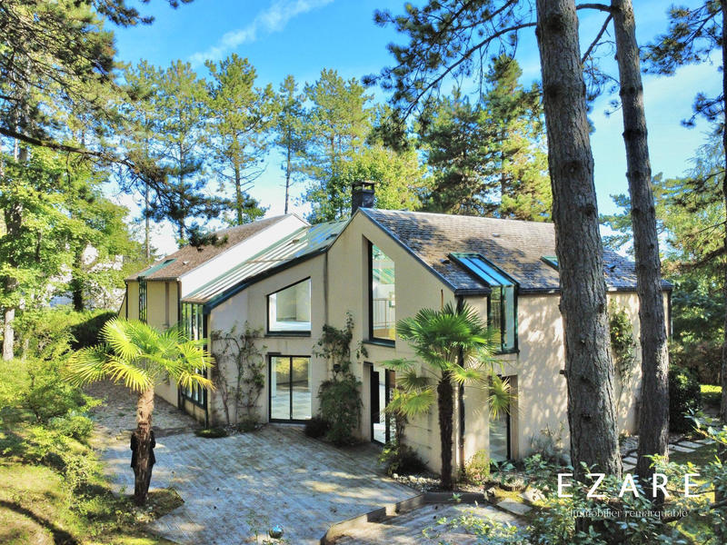 Maison - 256 m² - 8 pièces